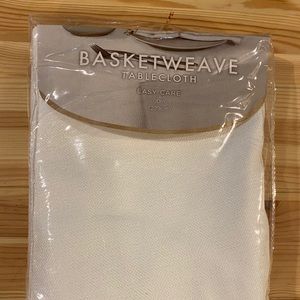 BASKETWEAVE Round White Tablecloth